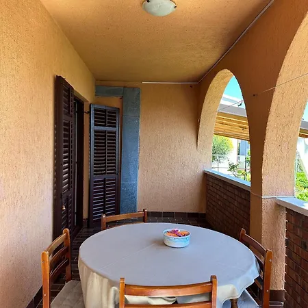 By The Sea Apartment *
